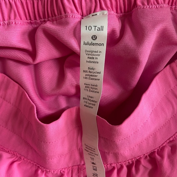 Lululemon Hotty Hot Short 4โ Low Rise - Picture 3 of 3